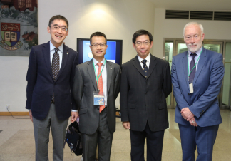 （左起）香港大學副校長（大學拓展）蘇彰德先生、香港賽馬會慈善及社區事務執行總監張亮先生、賽馬會思覺健康計劃總監暨港大李嘉誠醫學院精神醫學系系主任及臨床教授陳友凱教授及海外學者McGorry教授合照。